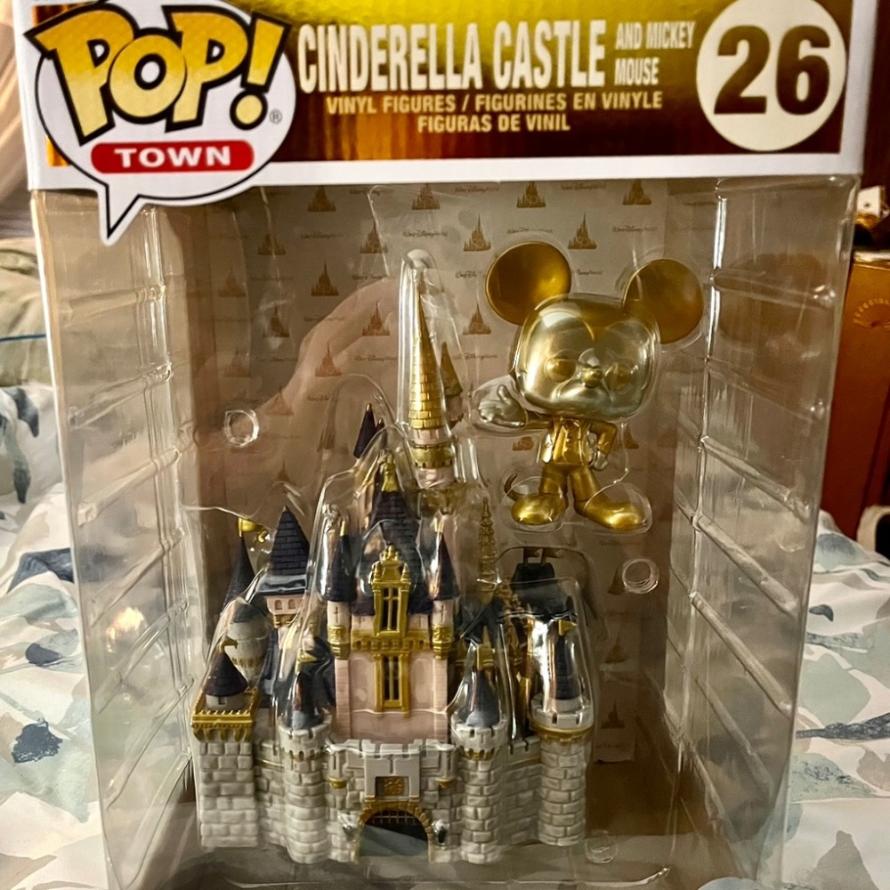 Funko Pop 26! Town Walt Disney World 50th Anniversary - Gold Castle and Mickey